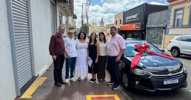 Professora de São Carlos recebe veículo zero quilômetro da campanha de Natal da ACISC