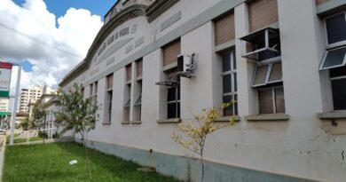 Homem é esfaqueado sete vezes em praça de Ibaté Homem é esfaqueado sete vezes em praça de Ibaté