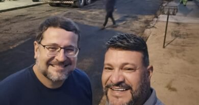 O Vereador Val Construtor acompanhou nesta terça-feira, operação tapa-buraco ao lado do prefeito Ronaldo Venturini