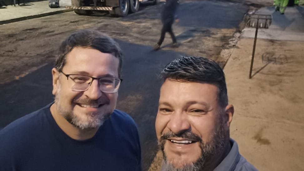 O Vereador Val Construtor acompanhou nesta terça-feira, operação tapa-buraco ao lado do prefeito Ronaldo Venturini