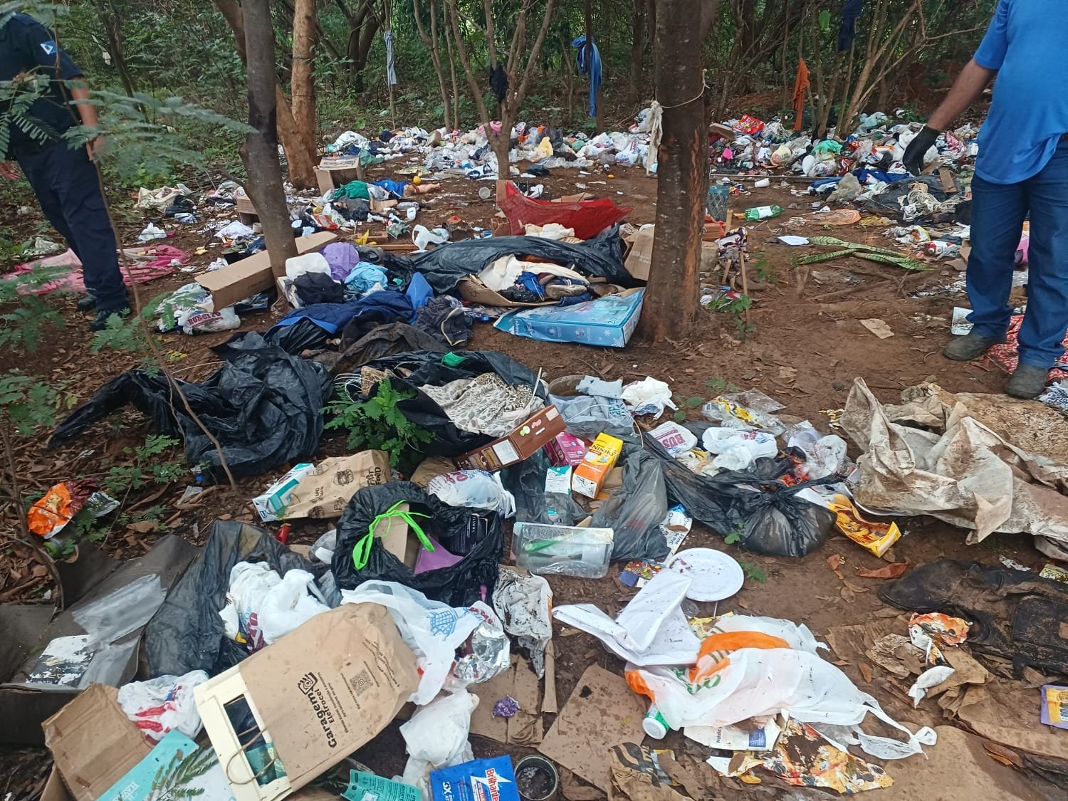 Prefeitura de Ibaté realiza limpeza em área pública ocupada irregularmente e reforça fiscalização