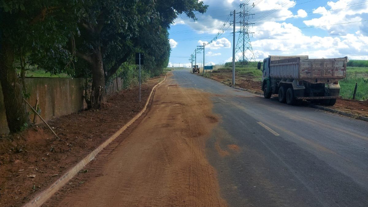 Prefeitura realiza limpeza e roçagem em importante via de acesso de Ibaté