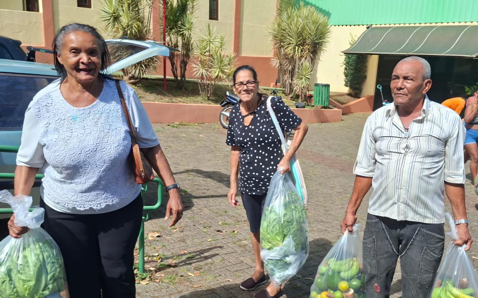 Prefeitura de Ibaté entrega mais cestas do programa cesta verde para famílias assistidas pela assistência social