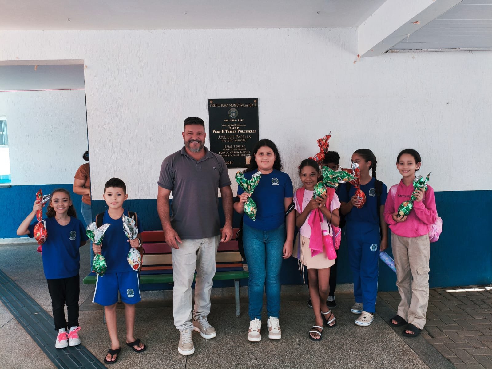 Val Construtor acompanha entrega de ovos de Páscoa e destaca ação da Prefeitura