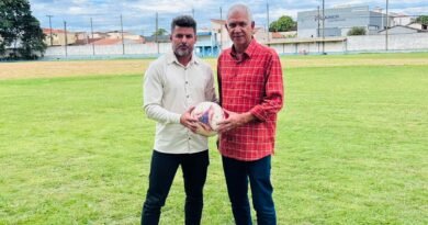 Lucão Fernandes acompanha melhorias em campos de futebol e destaca investimento no esporte de base em São Carlos