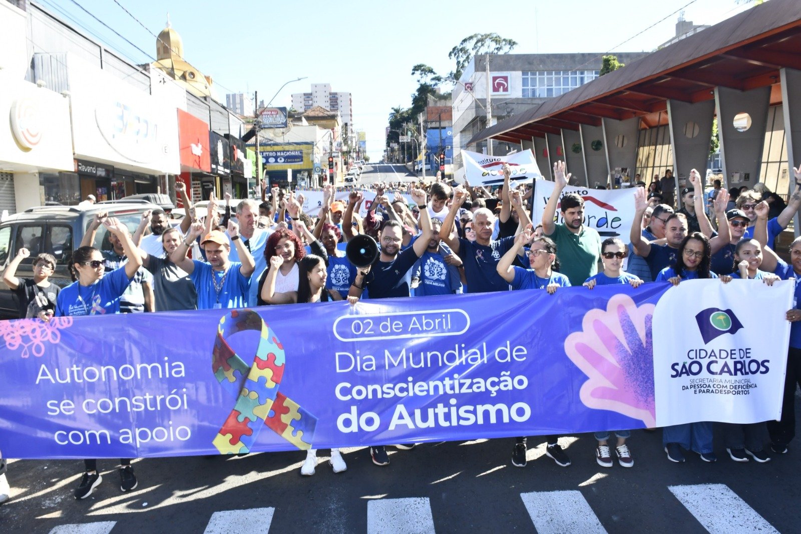 São Carlos reúne centenas em caminhada de conscientização sobre o autismo