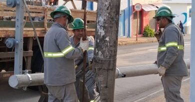 Acidente de trânsito provoca interrupção de energia em trecho do centro Acidente de trânsito provoca interrupção de energia em trecho do centro