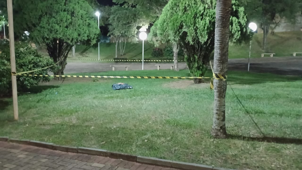 Guarda municipal atira em cão para conter ataque e salvar animal em praça de Ibaté