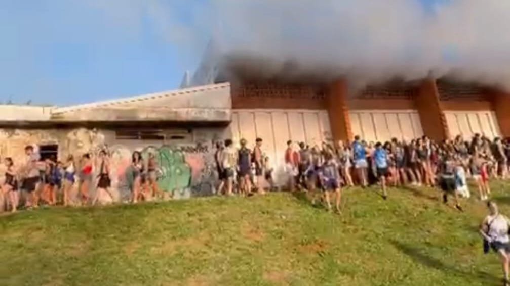 Sinalizadores provocam evacuação de ginásio durante jogo da Economíadas em São Carlos