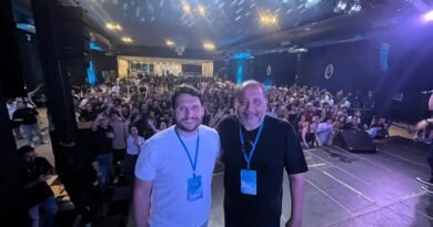 ÉDISON FERNANDO, pré-candidato a Deputado Federal, palestra em evento com mais de 600 jovens em São Carlos