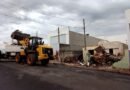 Imóvel abandonado com risco de desabamento é demolido pela prefeitura