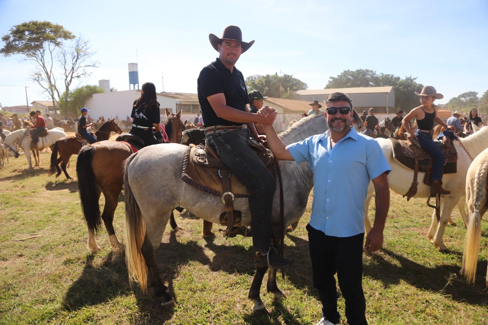 VAL CONSTRUTOR RECEBE RECONHECIMENTO DE MAGRÃO DURANTE MEGA CAVALGADA EM IBATÉ