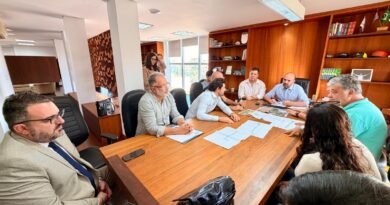 Prefeito assina ordem de serviço para obra de pavimentação e drenagem entre Jockey Club e Embaré Prefeito assina ordem de serviço para obra de pavimentação e drenagem entre Jockey Club e Embaré