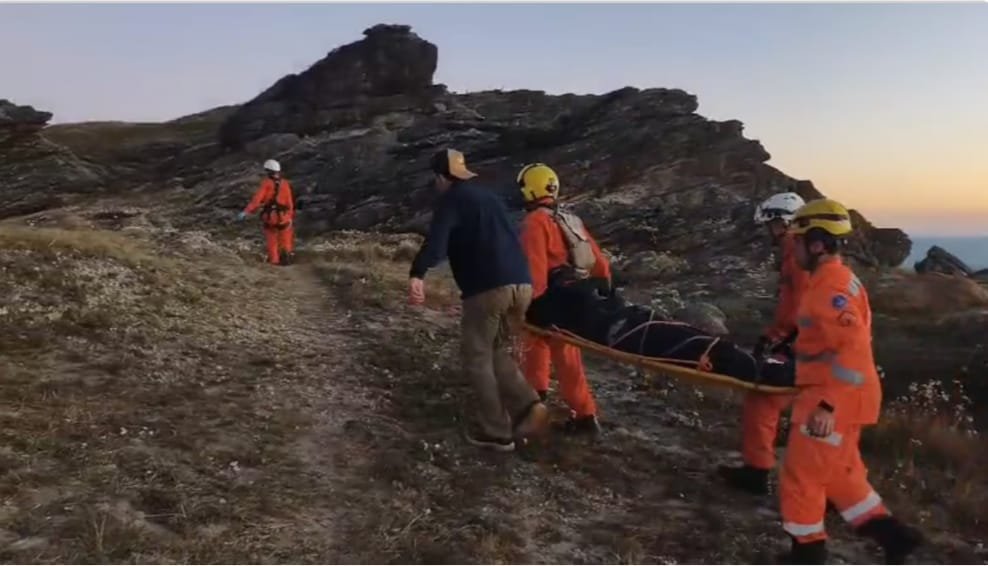Mulher é resgatada de helicóptero após se ferir durante trilha no Pico do Itacolomi, em Minas Gerais