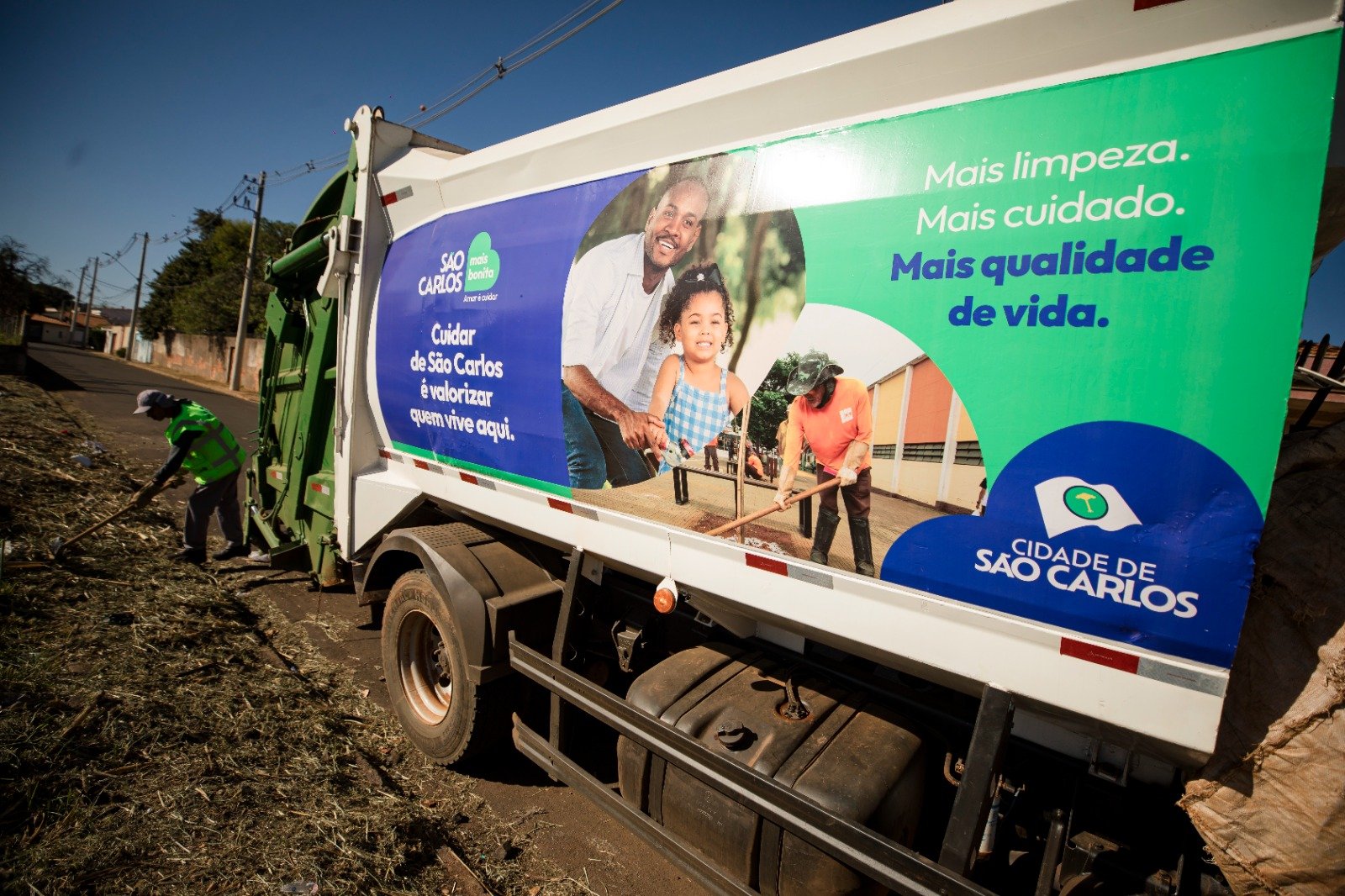 Prefeitura acrescenta caminhão compactador para acelerar limpeza e roçagem na cidade