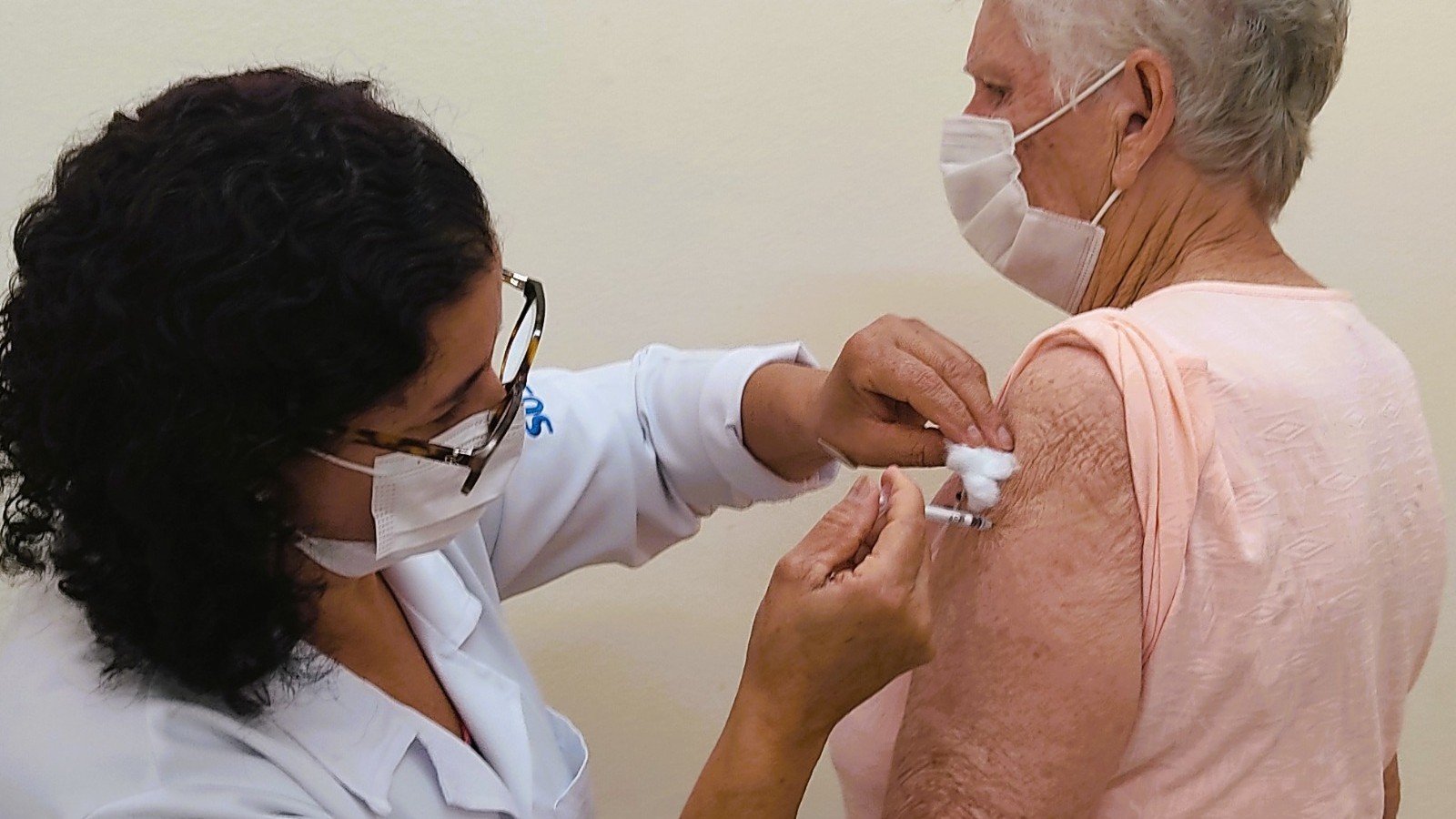 São Carlos amplia proteção contra pneumonia com vacinação para idosos a partir de 85 anos