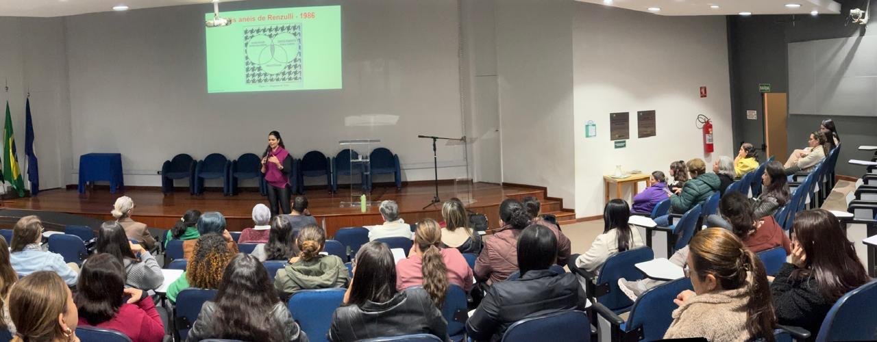 Professores da rede municipal são capacitados para identificar e acompanhar alunos com altas habilidades