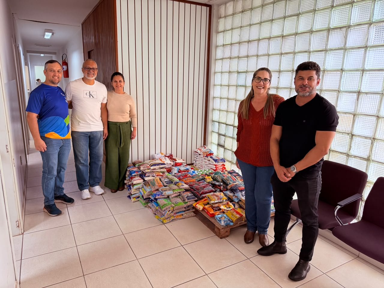 Fundo Social entrega 330 quilos de alimentos à APAE arrecadados na correria do bem