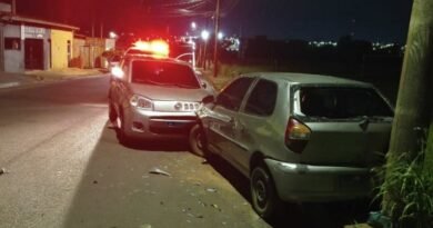 Veículo colide com carro estacionado e o lança contra poste em Ibaté Veículo colide com carro estacionado e o lança contra poste em Ibaté